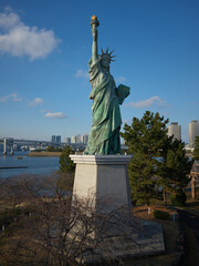 The Odaiba replica Statue of Liberty with the Rainbow Bridge behind, Japan © viabadalona