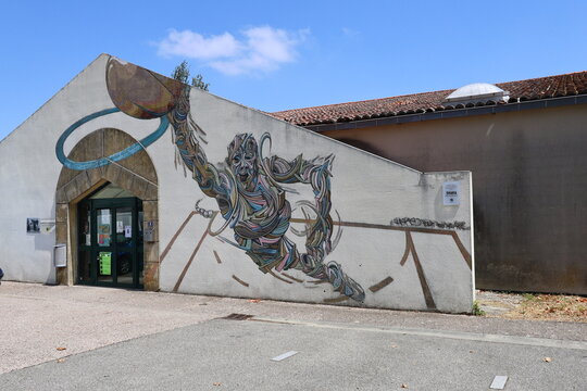 Salle polyvalente Marcel Guichou, vue de l'ext&eacute;rieur, village de Carla Bayle, d&eacute;partement de l'Ari&egrave;ge, France