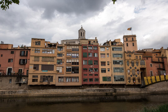 Bunte Fassaden der City Skyline der altert&uuml;mlichen Hauptstadt Girona von Katalonien in Spanien