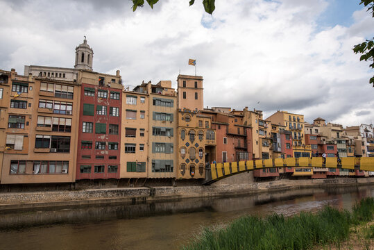 Bunte Fassaden der City Skyline der altert&uuml;mlichen Hauptstadt Girona von Katalonien in Spanien