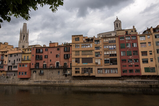 Bunte Fassaden der City Skyline der altert&uuml;mlichen Hauptstadt Girona von Katalonien in Spanien