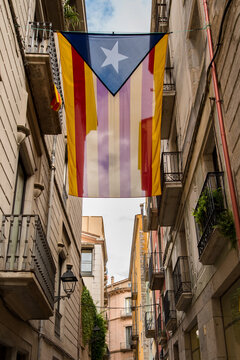 Katalonische Flagge in den engen Gassen von Girona Katalonien Spanien