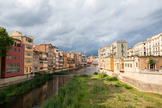 Bunte Fassaden der City Skyline der altert&uuml;mlichen Hauptstadt Girona von Katalonien in Spanien