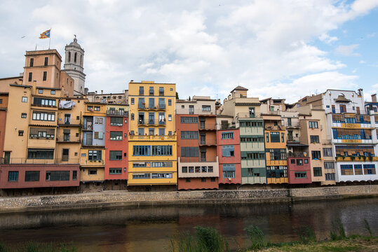 Bunte Fassaden der City Skyline der altert&uuml;mlichen Hauptstadt Girona von Katalonien in Spanien