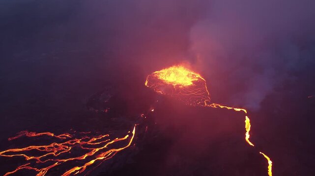 Spektakul&auml;re Luftaufnahme des ausbrechenden Vulkans Fagradalsfjall mit flie&szlig;ender Lava in Island