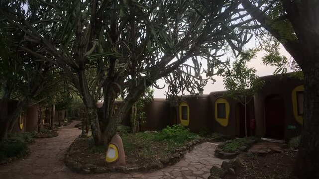 マサイマラ国立保護区のサファリロッジ、土壁のコテージと石畳の小道を歩く（Maasai Mara Safari Lodge Walk Kenya）