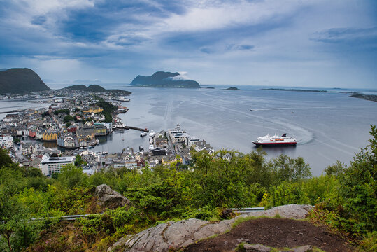 Blick auf den Hafen &Aring;lesund Norwegen	