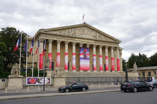 Assembl&eacute;e Nationale Palais Bourbon du c&ocirc;t&eacute; Seine en face du pont de la Concorde pavois&eacute;e aux couleurs bleu blanc rouge dans la perspective des JEP 2026 journ&eacute;es europ&eacute;ennes du Patrimoine et l'ouvertur