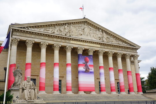 Assembl&eacute;e Nationale Palais Bourbon du c&ocirc;t&eacute; Seine en face du pont de la Concorde pavois&eacute;e aux couleurs bleu blanc rouge dans la perspective des JEP 2026 journ&eacute;es europ&eacute;ennes du Patrimoine et l'ouvertur