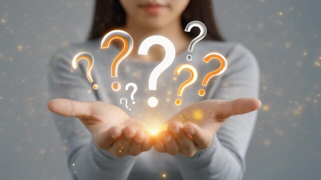 女性の開いた両手から白金色の疑問符と黄金の光粒子が浮かぶ
