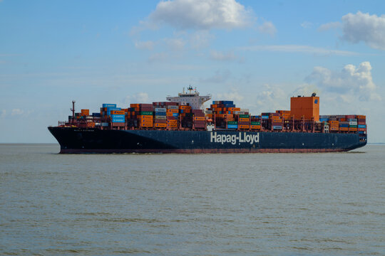 CUXHAVEN, DEUTSCHLAND &ndash; 02.09.2026: Das in LIBERIA registrierte Containerschiff ALULA EXPRESS,der Reederei HAPAG-LOYD auf der Elbe in H&ouml;he CUXHAVEN