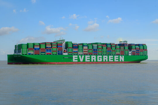 CUXHAVEN, DEUTSCHLAND &ndash; 02.09.2026: Das in PANAMA registrierte Containerschiff EVER ACE der Reederei EVERGREEN auf der Elbe in H&ouml;he CUXHAVEN
