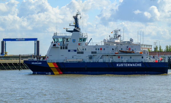 CUXHAVEN, DEUTSCHLAND &ndash; 02.09.2026: Schiff der Deutschen K&uuml;stenwache Zoll HELGOLAND im Hafen von Cuxhaven