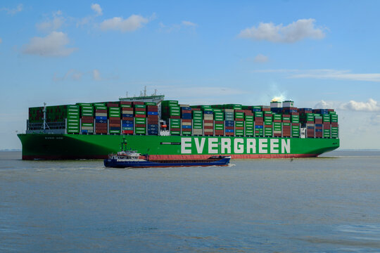 CUXHAVEN, DEUTSCHLAND &ndash; 02.09.2026: Das in PANAMA registrierte Containerschiff EVER ACE zusammen mit dem in Antigua und Bermuda registrierten Frachtschiff Monika auf der Elbe in H&ouml;he CUXHAVEN