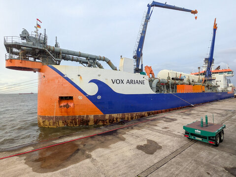CUXHAVEN, DEUTSCHLAND &ndash; 04.09.2026: Der in den NIEDERLANDEN registrierte Saugbagger VOX ARIANE der Reederei VAN OORD festgemacht im Hafen von  CUXHAVEN
