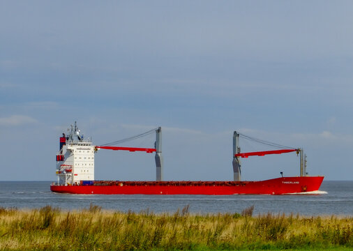 CUXHAVEN, DEUTSCHLAND &ndash; 02.09.2026: Der in  GRO&szlig;BRITANNIEN registrierte Frachter TIMBERLAND  auf der Elbe in H&ouml;he CUXHAVEN