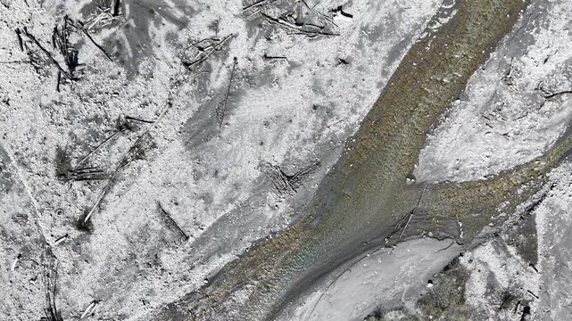Ein ausgetrocknetes Flussbett w&auml;hrend einer grossen Hitzewelle (Graub&uuml;nden/Schweiz