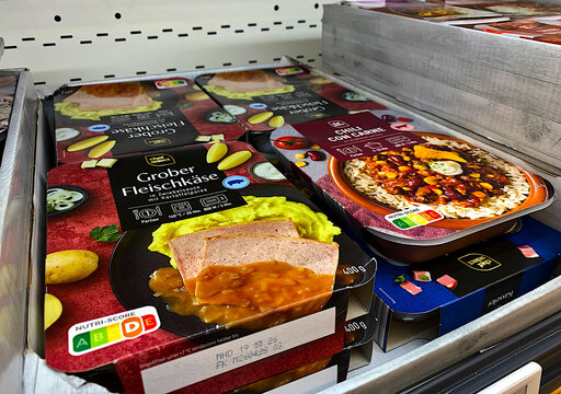 Bad Wildungen, Germany, Europe 13.09. 2026: Pre-packaged ready meals Chef Select Grober Fleischkaese and Chili con Carne on store shelf, editorial