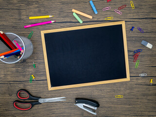 Empty school mini blackboard with chalk and stationery samples on the table © Beliakina Ekaterina