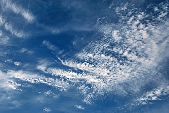 Sch&auml;fchenwolken in einem blauen Himmel