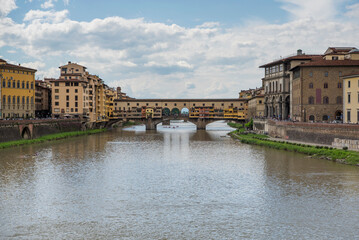 Fototapeta premium Ponte vecchio and the city of florence italy on a sunny day.