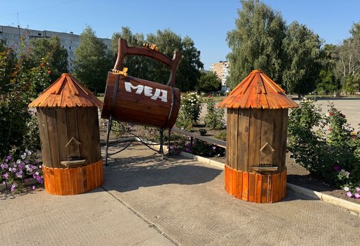  Decoration featuring beehives and a mug of honey