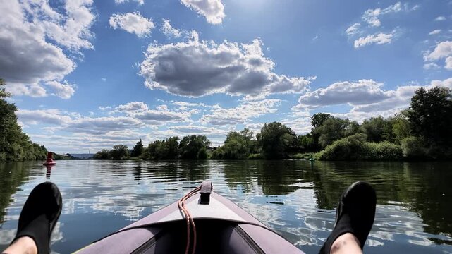 Gem&uuml;tliche Bootsfahrt am Ufer vom Flu&szlig; Main mit Auwald bei schnem Wetter, Naturerlebnis, Entspannung, Kajak