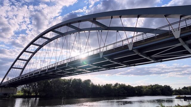 Stahlbogenbr&uuml;cke &uuml;ber den Fluss Main im Gegenlicht, Wolkengebilde, Strassenbr&uuml;cke
