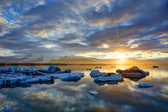 Sunset at Jokulsarlon Glacier Lagoon at the foot of Vatnaj&ouml;kull Glacier, Iceland
