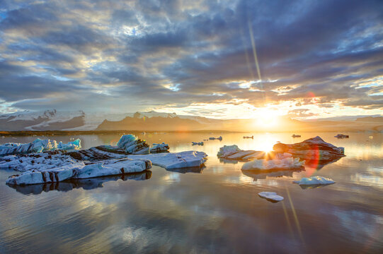 Sunset at Jokulsarlon Glacier Lagoon at the foot of Vatnaj&ouml;kull Glacier, Iceland