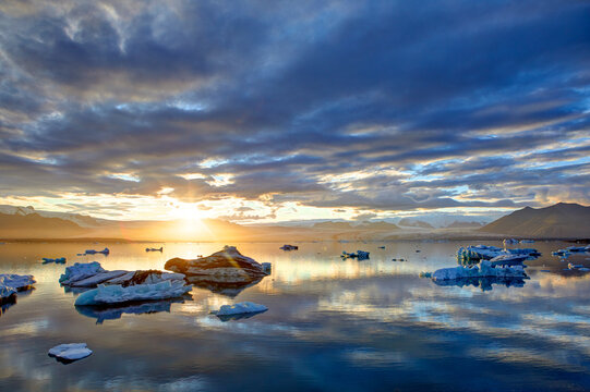 Sunset at Jokulsarlon Glacier Lagoon at the foot of Vatnaj&ouml;kull Glacier, Iceland