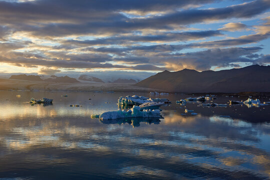 Sunset at Jokulsarlon Glacier Lagoon at the foot of Vatnaj&ouml;kull Glacier, Iceland