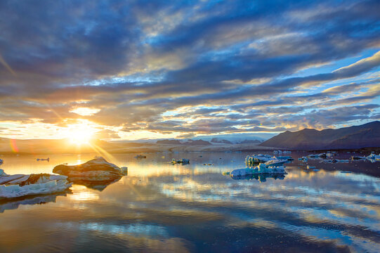 Sunset at Jokulsarlon Glacier Lagoon at the foot of Vatnaj&ouml;kull Glacier, Iceland