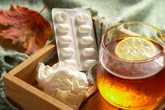 Herbst Erk&auml;ltungszeit - Heisser Tee mit Zitrone, Taschentuch und Tabletten