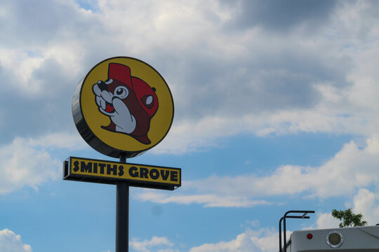 SMITHS GROVE, KY, USA - Aug 30, 2026: The iconic yellow beaver logo highway sign for the Buc-ee's travel center stands against a cloudy blue sky along Interstate 65.