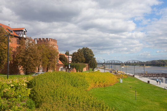 Bulwar nad Wisłą w Toruniu, Polska, The Vistula River Boulevard in Toruń, Poland