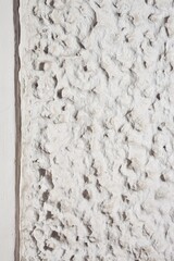 Biała ściana o oryginalnym tynku strukturalnym. A white wall with a distinctive textured plaster finish. © 123108 Aneta