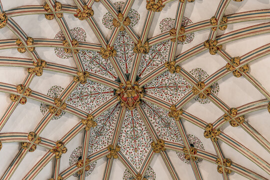 Detailaufnahme der kunstvoll bemalten und verzierten gotischen Kreuzrippengew&ouml;lbe in der historischen Kathedrale von Wells, Somerset, England.