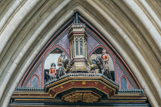 Detailaufnahme der mechanischen, turnierenden Ritterfiguren oberhalb des Zifferblatts der historischen astronomischen Uhr aus dem 14. Jahrhundert in der Kathedrale von Wells in Somerset, England.