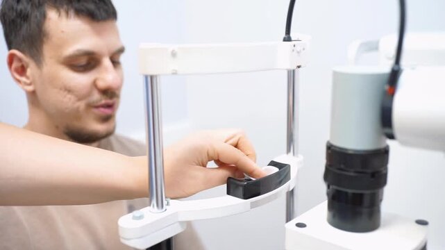 An ophthalmologist disinfects a medical device before examining a patient's vision. Vision check.