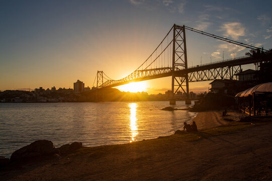 paisagem do p&ocirc;r-do-sol e a Ponte Herc&iacute;lio Luz de Florian&oacute;polis Santa Catarina Brasil Florianopolis