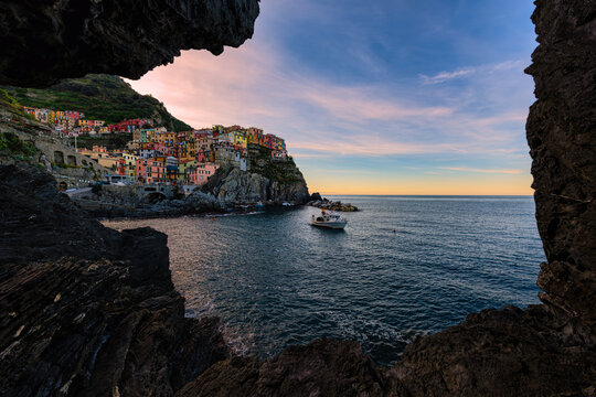 Manarola Cinque Terre at Sunset &ndash; Colorful Cliffside Village Above the Ligurian Sea