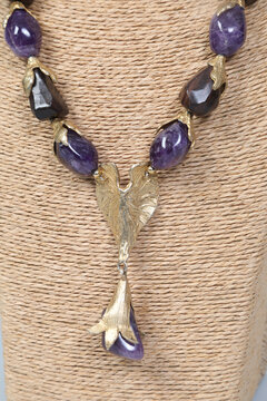 Un bijou vintage avec une cha&icirc;ne et un pendentif en forme de c&oelig;ur