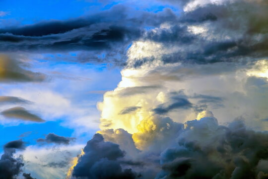 Cumulonembo in formazione al tramonto con nuvole basse temporalesche