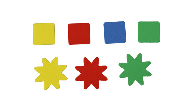 Raccolta di forme geometriche in plastica colorata su sfondo PNG trasparente