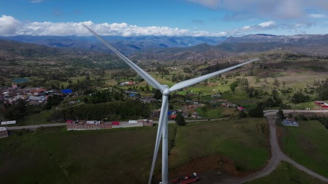 Parque e&oacute;lico en una monta&ntilde;a boscosa de Huambos Cajamarca. aerogeneradores que generan energ&iacute;a limpia y renovable.