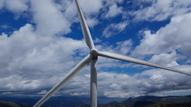 Parque e&oacute;lico en una monta&ntilde;a boscosa de Huambos Cajamarca. aerogeneradores que generan energ&iacute;a limpia y renovable.