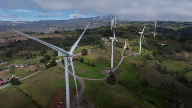 Parque e&oacute;lico en una monta&ntilde;a boscosa de Huambos Cajamarca. aerogeneradores que generan energ&iacute;a limpia y renovable.