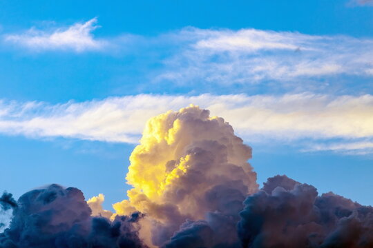 I colori della natura : cumulonembo in formazione al tramonto