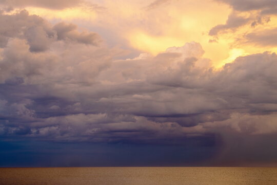 Temporale al tramonto sul mare calmo